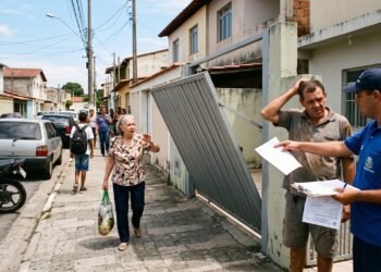 Morador instala portão eletrônico basculante que projeta 1 metro para fora da calçada ao abrir, atingindo pedestres que passam pelo local; a prefeitura aplica multa e notifica o proprietário para alterar o mecanismo de abertura por risco de acidentes.