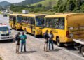 Três ônibus levavam estudantes quando a PRF encontrou 2 motoristas apenas com CNH B e um terceiro sem habilitação; um veículo tinha licenciamento vencido desde 2016 e acabou removido ao pátio