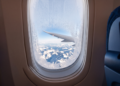 Você sabe para que realmente serve o pequeno furo na janela do avião?