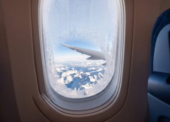 Você sabe para que realmente serve o pequeno furo na janela do avião?