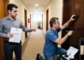 Morador substitui o "olho mágico" da porta por uma microcâmera conectada ao Wi-Fi para monitorar entregas, o aparelho capta áudios e imagens do corredor inteiro e o vizinho da frente consegue na Justiça a retirada do equipamento e indenização de R$ 5 mil por invasão de privacidade.