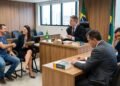 Consumidor deixa mochila no guarda-volumes do supermercado, sob a placa de que "o estabelecimento não se responsabiliza por furtos". A tranca é violada e os pertences são levados. A Justiça ignora o aviso, aplica o Código de Defesa do Consumidor e condena o mercado a ressarcir o cliente integralmente, reconhecendo o dever de guarda e segurança.
