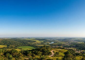 A luz solar muda o azul do céu conforme atravessa diferentes camadas de ar