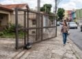 Morador instala portão eletrônico que avança sobre a calçada ao abrir e recebe 30 dias para corrigir o mecanismo; em São Paulo, a multa pode ser reaplicada a cada mês