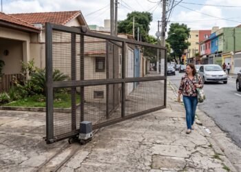 Morador instala portão eletrônico que avança sobre a calçada ao abrir e recebe 30 dias para corrigir o mecanismo; em São Paulo, a multa pode ser reaplicada a cada mês