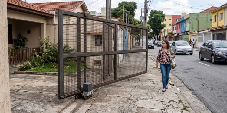 Morador instala portão eletrônico que avança sobre a calçada ao abrir e recebe 30 dias para corrigir o mecanismo; em São Paulo, a multa pode ser reaplicada a cada mês