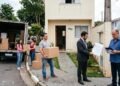 Locatário desocupa casa após 4 anos de contrato e proprietário retém caução de R$ 9.000, alegando necessidade de troca de todo o piso laminado e repintura de fachada externa; Justiça condena locador a devolver o valor integral com juros e correção, fundamentando que o Artigo 22 da Lei do Inquilinato veda cobrar do inquilino o desgaste decorrente do uso normal do bem.