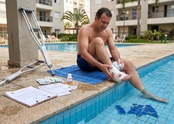 Morador usa a piscina do condomínio e sofre um corte profundo no pé devido a um azulejo quebrado no fundo, precisando de pontos e afastamento temporário do trabalho. O condomínio é condenado a cobrir todos os custos médicos, lucros cessantes e danos morais, respondendo civilmente pela negligência e omissão na manutenção segura das áreas de lazer coletivas.