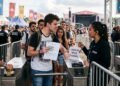 Fã adquire ingresso de R$ 850 para festival de música internacional e perde a pulseira de acesso com chip na fila do evento; a organização barra a entrada exigindo a compra de um novo ingresso no local; o Procon é acionado e a Justiça condena a produtora a reembolsar o valor integral, além de R$ 5.000 por danos morais, fundamentando que o ingresso era nominal, rastreável pelo CPF do consumidor e o sistema poderia facilmente invalidar a pulseira perdida.