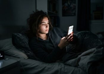 Novo estudo diz que usar redes sociais antes de dormir prejudica o sono dos adolescentes