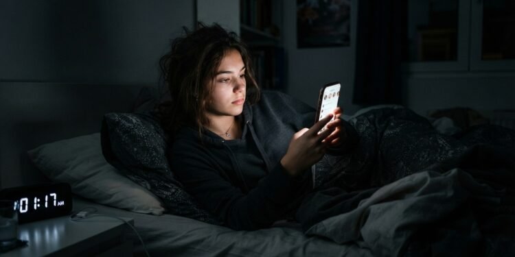 Novo estudo diz que usar redes sociais antes de dormir prejudica o sono dos adolescentes
