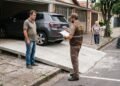 Morador constrói rampa de concreto na calçada para facilitar o acesso de SUV à garagem, criando um degrau de 25 cm no passeio público que provoca quedas de pedestres e impede o trânsito de cadeirantes; a prefeitura aplica multa por infração ao Código de Posturas e exige a demolição da estrutura