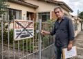 Herdeiro mora sozinho há 6 anos em casa avaliada em R$ 420 mil, deixada pelos pais falecidos, troca as fechaduras do portão para impedir a entrada de corretores e se recusa a vender o bem; os outros 3 irmãos ingressam com Ação de Arbitramento de Aluguel, cobrando a quota-parte proporcional