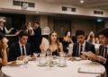 Comissão de formandos paga R$ 120 mil a um buffet para a festa de Medicina. No dia, a bebida acaba em duas horas, o ar-condicionado quebra e a comida é servida fria. Os formandos acionam o Judiciário e ganham a devolução de 50% do valor do contrato, além de indenização coletiva pela destruição de um momento único e irrepetível na vida dos alunos.
