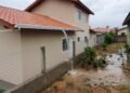 Proprietário termina a obra e deixa o telhado despejar água diretamente no terreno do vizinho; o Código Civil limita o direito de construir mesmo quando tudo permanece dentro do próprio lote
