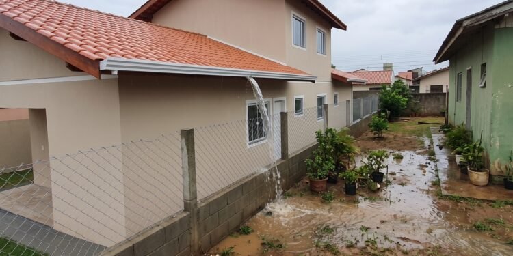 Proprietário termina a obra e deixa o telhado despejar água diretamente no terreno do vizinho; o Código Civil limita o direito de construir mesmo quando tudo permanece dentro do próprio lote