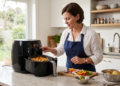 Especialista em segurança alimentar, sobre o uso da air fryer: “É preciso tentar não colocar recipientes de plástico porque eles podem não suportar temperaturas tão altas”