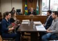 Casal se divorcia após 8 anos e disputa a posse de cão da raça Bulldog Francês, que necessita de medicação contínua e tratamento dermatológico de R$ 1.200 mensais; o ex-marido recusa qualquer custeio após sair de casa; Justiça fixa guarda compartilhada alternada por quinzena e arbitra obrigação de alimentos compensatórios para custeio de 50% das despesas veterinárias sob pena de execução