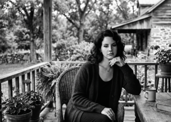 Citação do dia de Lana Del Rey: “Você pode rezar e rezar para se sentir livre de um peso, mas, sem explicação sobre por quê ou quando, de repente tudo se alivia.”