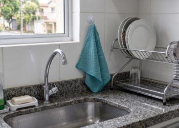Novo hit no lugar da esponja de cozinha. Seca mais rápido e pode acumular menos bactérias