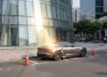 Fachada de vidro concentra luz do sol por cerca de 2 horas por dia e deforma partes de um Jaguar estacionado na rua; três vagas acabam interditadas