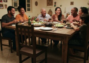 Crianças que cresceram sendo constantemente comparadas aos irmãos podem se tornar adultos que evitam reuniões familiares, mas a psicologia mostra que o afastamento costuma começar muito antes da última discussão