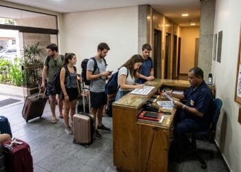 Condômino divide apartamento de 70 m² em 4 estúdios para locação diária em plataformas digitais, gerando fluxo de mais de 30 pessoas estranhas por semana na portaria; assembleia aplica multas sucessivas de até 10 vezes a taxa condominial com base em decisão do STJ que proíbe atividade com destinação comercial em prédio estritamente residencial