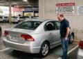 Um cliente tem o notebook furtado dentro do carro no estacionamento do supermercado. A placa na parede dizia: "Não nos responsabilizamos por objetos deixados no veículo", mas a Justiça ignora a placa e condena o mercado a pagar o prejuízo financeiro