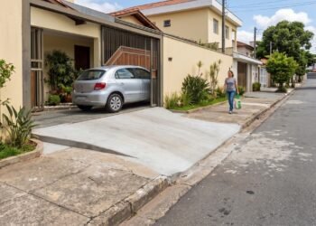 Morador faz rampa para entrar com o carro na garagem e altera a calçada, mas a faixa usada pelos pedestres não pode ganhar degraus nem desníveis para facilitar o veículo
