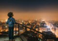 Astrônomos alertam: Como a iluminação artificial das cidades está apagando o céu estrelado e transformando a noite em um vazio invisível