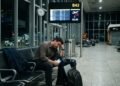 Trabalhador em viagem corporativa passa 6 horas de madrugada aguardando conexão de voo atrasado no aeroporto. A empresa nega o pagamento do período na folha. A Justiça do Trabalho condena a empregadora a remunerar a espera como hora extra noturna, pois o funcionário continuava à disposição exclusiva da empresa. 