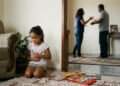 A psicologia explica que adultos que ficam em silêncio quando alguém grita não são frios, muitas vezes refletem uma resposta de defesa aprendida na infância