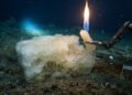 Cientistas descobriram o estranho gelo do oceano que guarda metano e pode alimentar uma chama