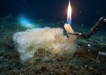 Cientistas descobriram o estranho gelo do oceano que guarda metano e pode alimentar uma chama
