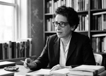 Hannah Arendt explica por que pessoas inteligentes entram no piloto automático e passam a cumprir metas sem questionar o sentido do próprio trabalho