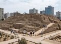 Arqueólogos encontraram um sacrifício de 1.400 anos dentro de uma antiga pirâmide cercada pela cidade de Lima