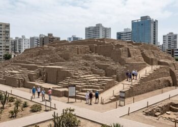 Arqueólogos encontraram um sacrifício de 1.400 anos dentro de uma antiga pirâmide cercada pela cidade de Lima