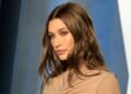 O truque de iluminação "glazed lips" que Hailey Bieber usa para direcionar o olhar e garantir um brilho sofisticado sem parecer maquiagem pesada