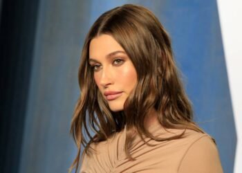 O truque de iluminação "glazed lips" que Hailey Bieber usa para direcionar o olhar e garantir um brilho sofisticado sem parecer maquiagem pesada