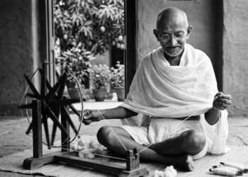Mahatma Gandhi, pacifista indiano, refletiu sobre a justiça: “A coisa mais atroz sobre as coisas ruins feitas por pessoas más é o silêncio das pessoas boas.”