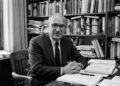 "Não existe almoço grátis": A frase do economista Milton Friedman que explica por que toda promessa de benefício fácil sempre cobra um preço no futuro