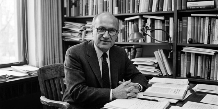 "Não existe almoço grátis": A frase do economista Milton Friedman que explica por que toda promessa de benefício fácil sempre cobra um preço no futuro