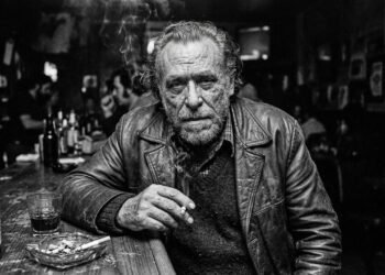 "Algumas pessoas nunca enlouquecem. Que vidas verdadeiramente horríveis elas devem levar": A frase de Charles Bukowski que celebra o lado caótico da mente humana