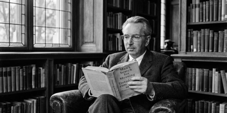 “Quando não podemos mudar uma situação, somos desafiados a mudar a nós mesmos”: A frase de Viktor Frankl que explica por que a dor se torna suportável quando encontramos um sentido maior dentro do nosso próprio caráter