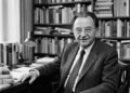 "O amor não é primordialmente uma relação com uma pessoa específica; é uma atitude, uma orientação de caráter": A frase de Erich Fromm sobre a arte de amar