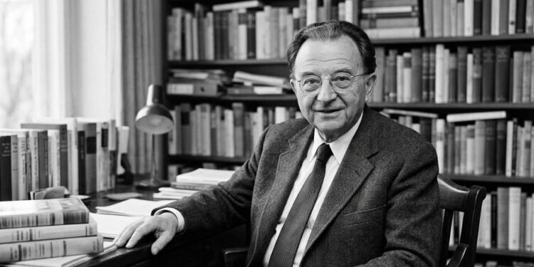 "O amor não é primordialmente uma relação com uma pessoa específica; é uma atitude, uma orientação de caráter": A frase de Erich Fromm sobre a arte de amar