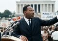 Martin Luther King, ativista: “Aprendemos a voar como pássaros, a nadar como peixes, mas não aprendemos a simples arte de viver como irmãos.”