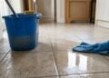 O método grego de limpeza de pisos está fazendo sucesso: custa quase nada e deixa tudo brilhando