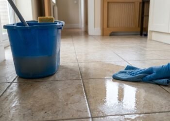 O método grego de limpeza de pisos está fazendo sucesso: custa quase nada e deixa tudo brilhando