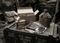 O cardápio militar de sobrevivência que usou carne enlatada e chocolate térmico para manter soldados nutridos nas trincheiras da Segunda Guerra